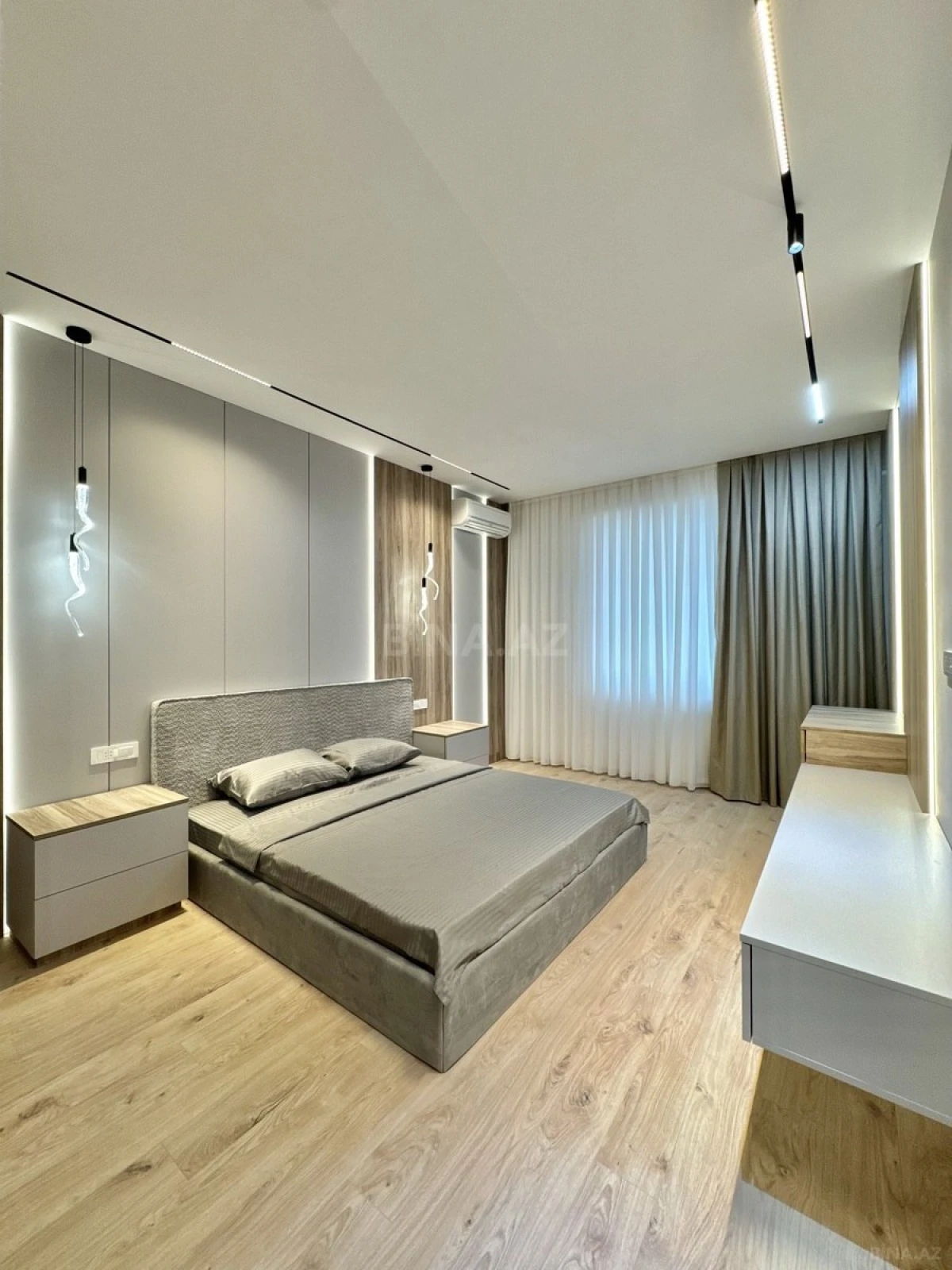 Satılır 4 otaqlı mənzil 141 m²