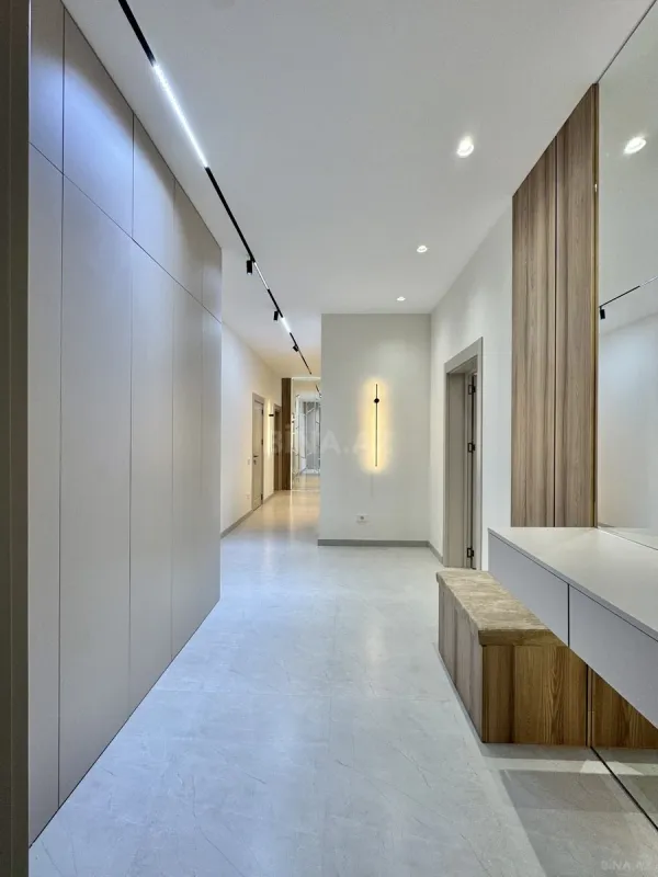 Satılır 4 otaqlı mənzil 141 m²