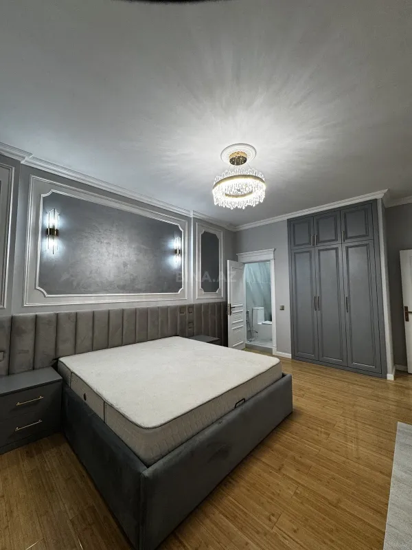 Satılır 4 otaqlı mənzil 215 m²