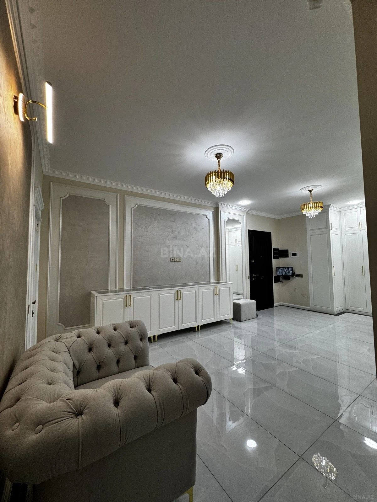 Satılır 4 otaqlı mənzil 215 m²