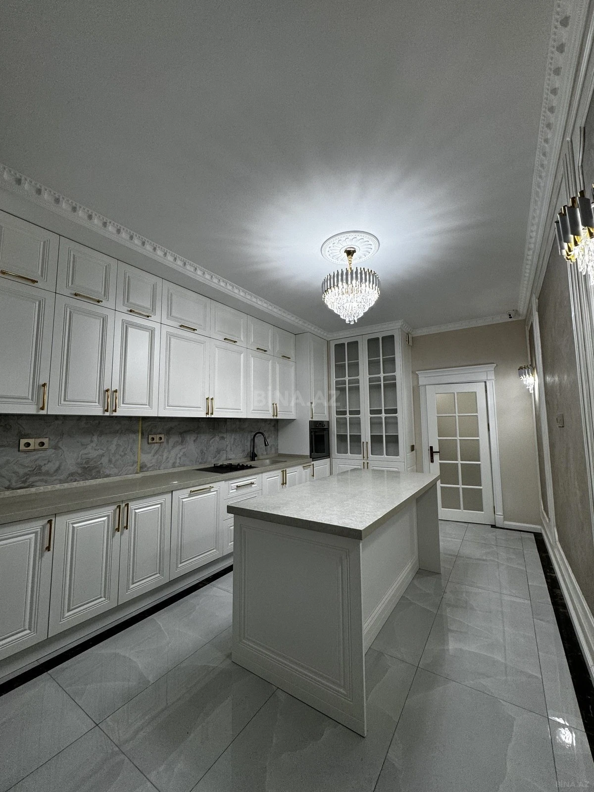 Satılır 4 otaqlı mənzil 215 m²