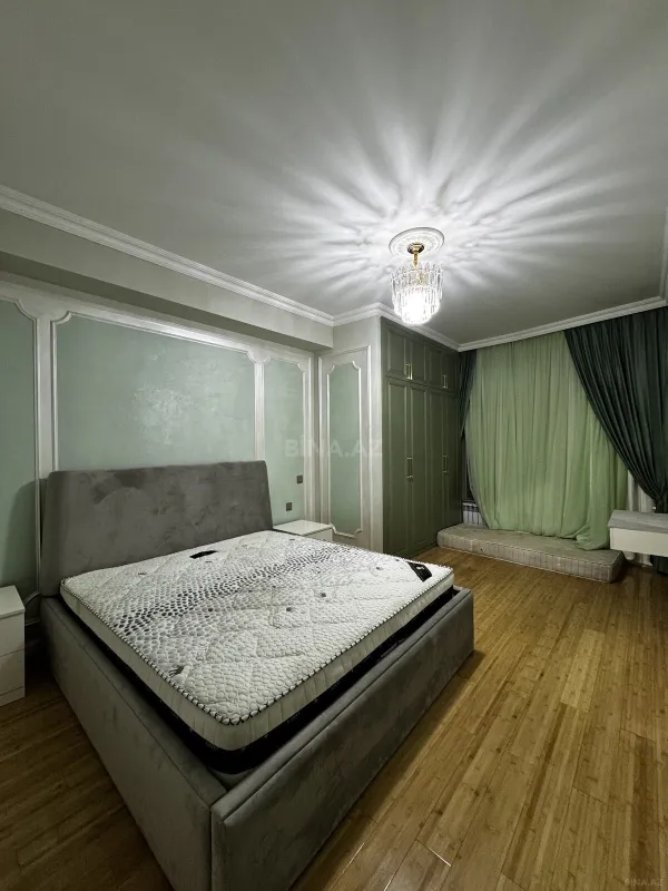 Satılır 4 otaqlı mənzil 215 m²