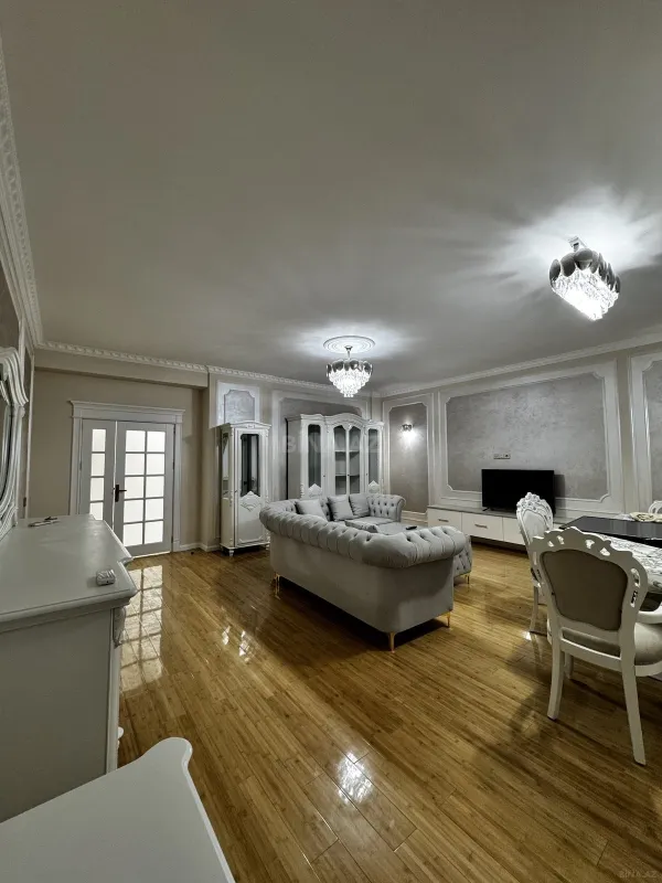 Satılır 4 otaqlı mənzil 215 m²