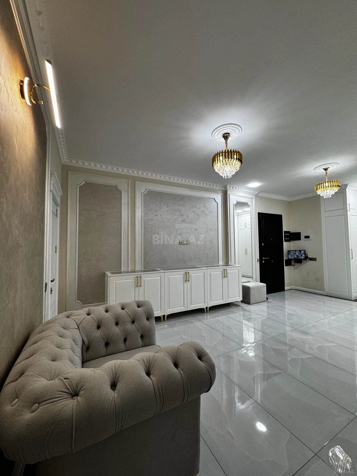 Satılır 4 otaqlı mənzil 215 m²