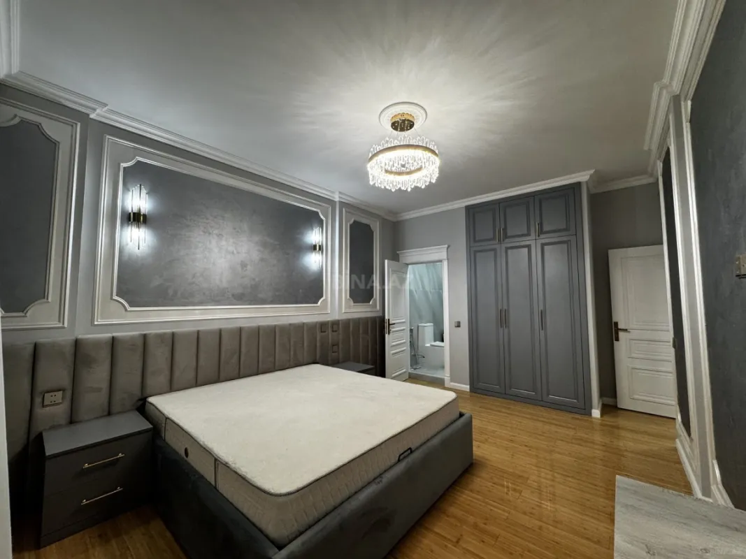 Satılır 4 otaqlı mənzil 215 m²