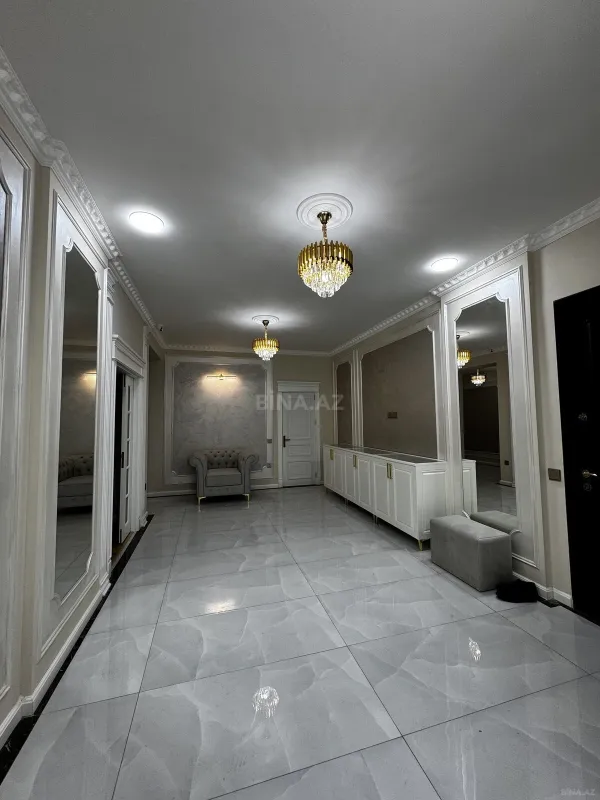 Satılır 4 otaqlı mənzil 215 m²