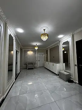 Satılır 4 otaqlı mənzil 215 m²