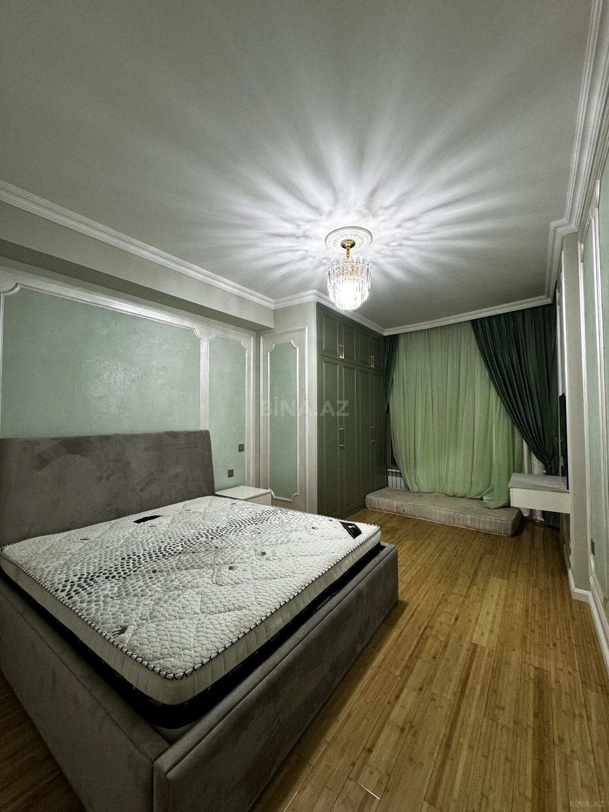 Satılır 4 otaqlı mənzil 215 m²