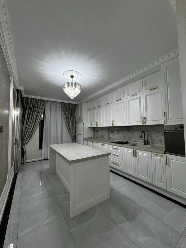Satılır 4 otaqlı mənzil 215 m²