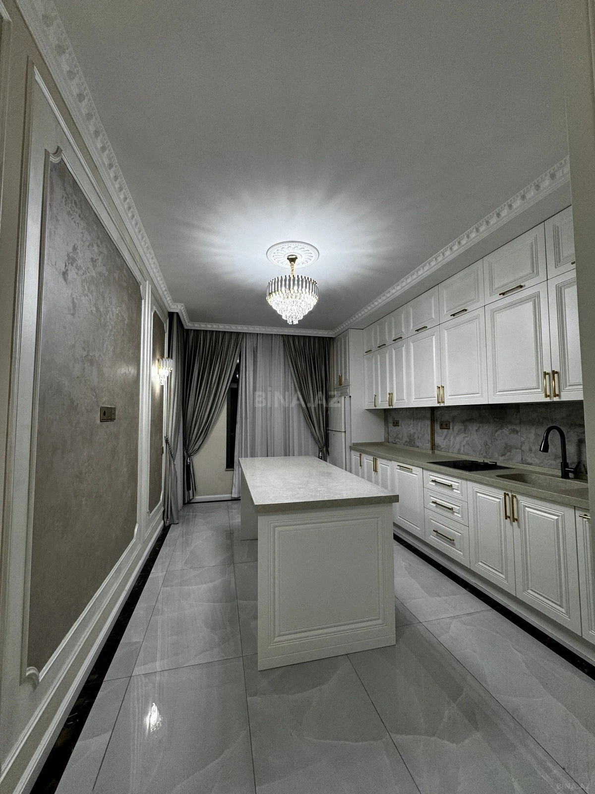 Satılır 4 otaqlı mənzil 215 m²