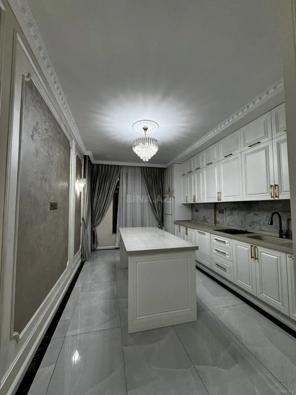 Satılır 4 otaqlı mənzil 215 m²