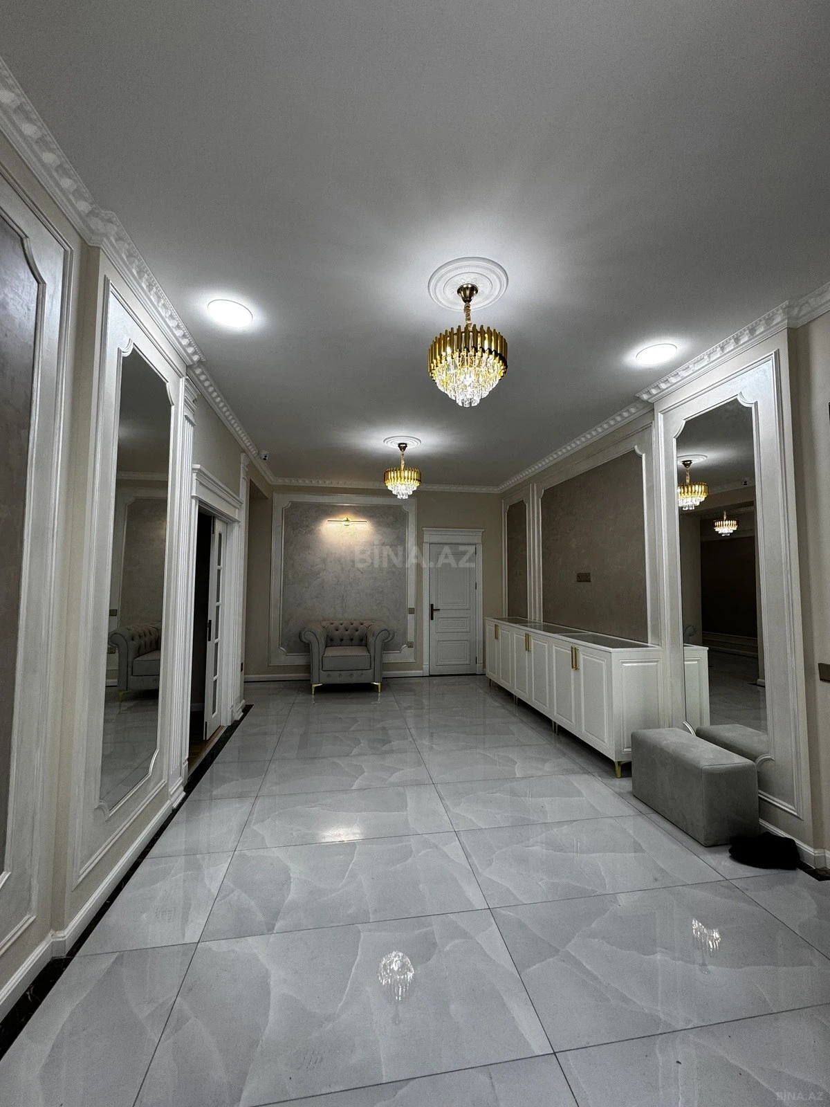 Satılır 4 otaqlı mənzil 215 m²