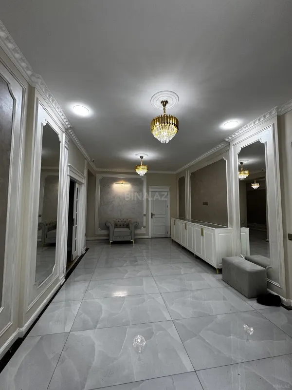 Satılır 4 otaqlı mənzil 215 m²