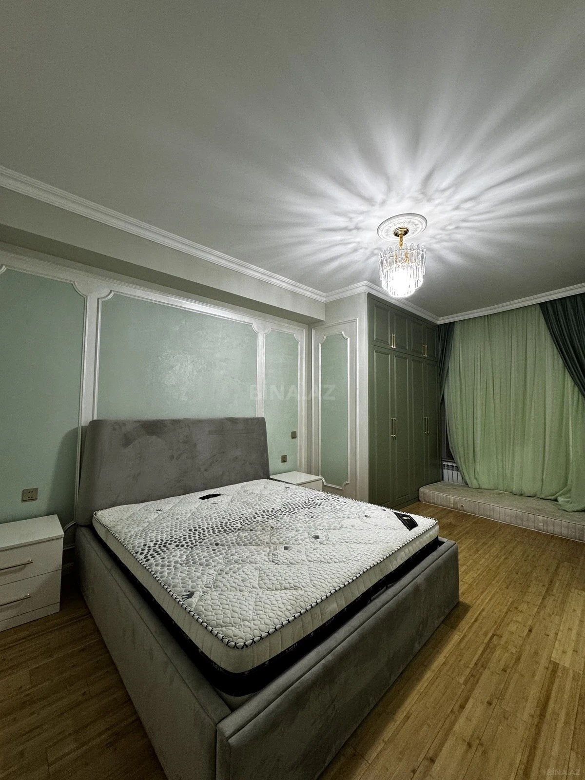 Satılır 4 otaqlı mənzil 215 m²