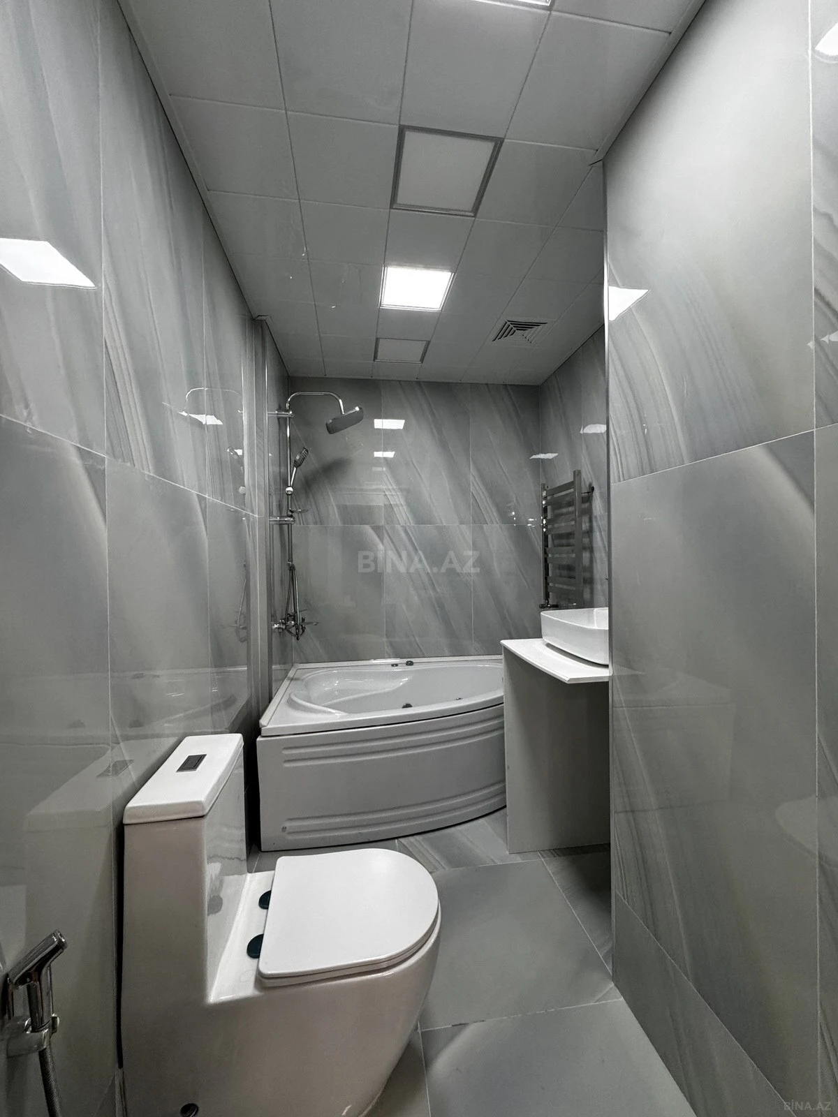 Satılır 4 otaqlı mənzil 215 m²