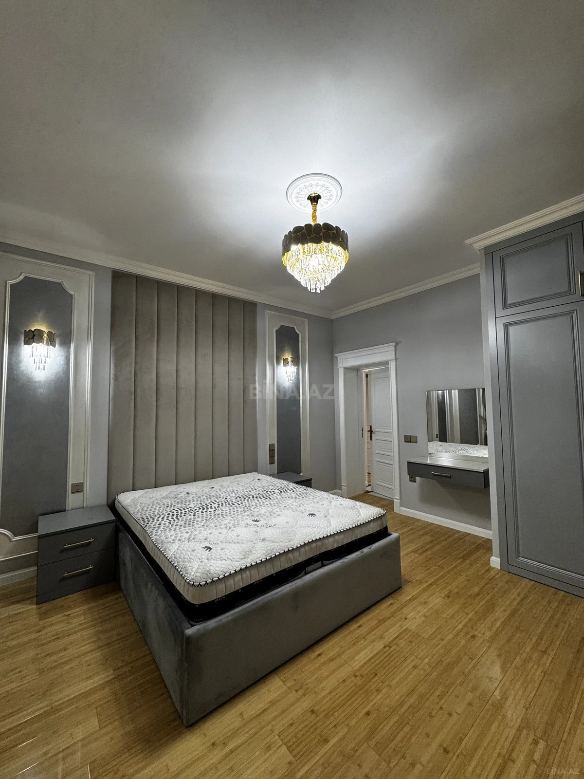 Satılır 4 otaqlı mənzil 215 m²