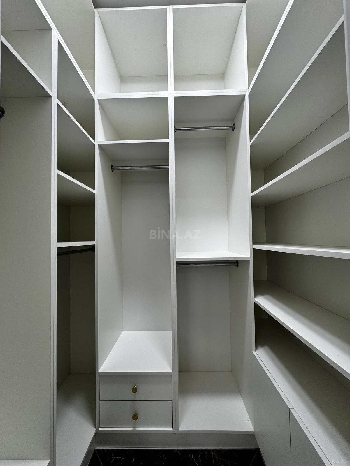 Satılır 4 otaqlı mənzil 215 m²