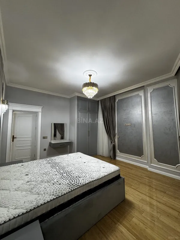 Satılır 4 otaqlı mənzil 215 m²