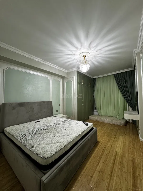 Satılır 4 otaqlı mənzil 215 m²