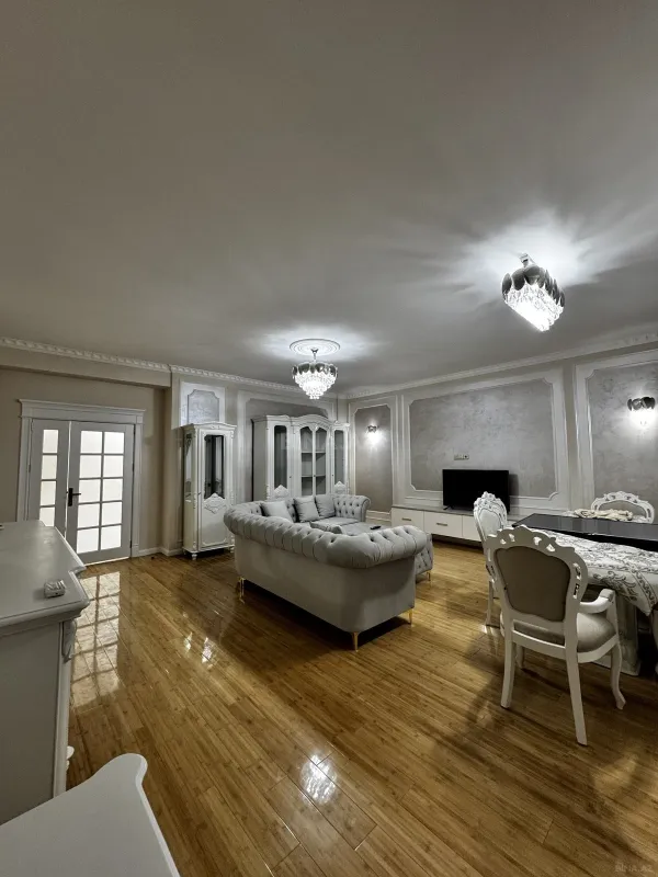 Satılır 4 otaqlı mənzil 215 m²