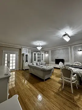 Satılır 4 otaqlı mənzil 215 m²