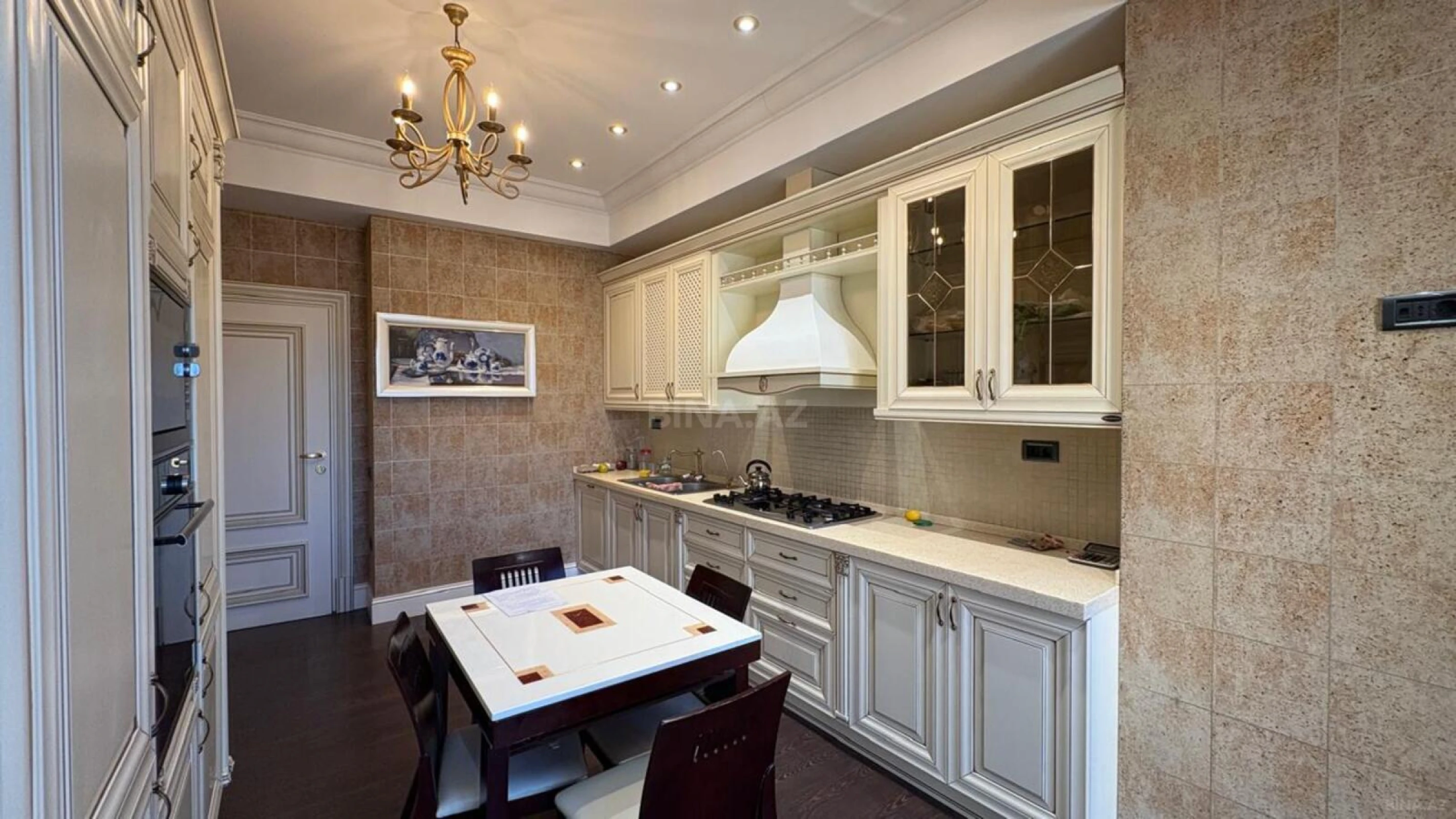 Satılır 4 otaqlı mənzil 200 m²