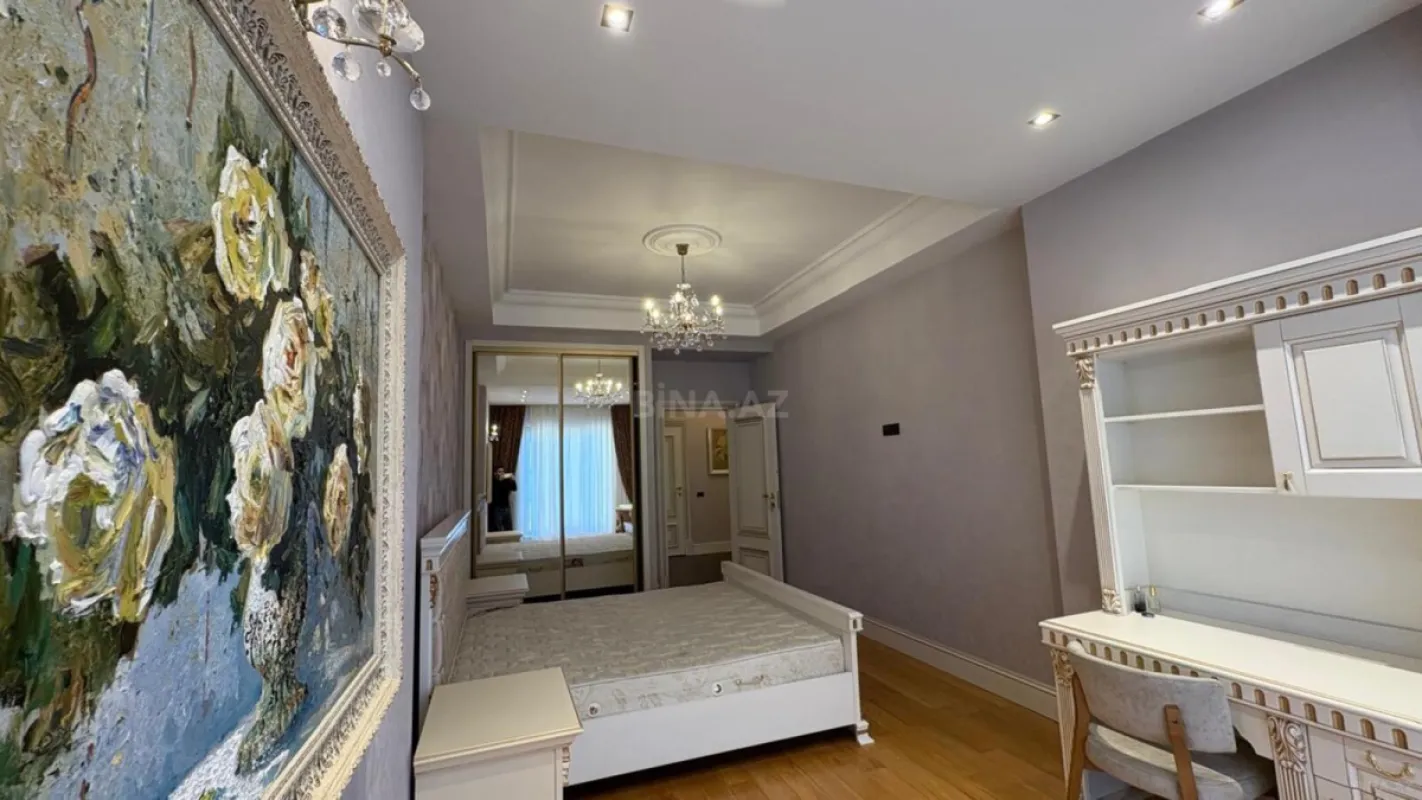 Satılır 4 otaqlı mənzil 200 m²