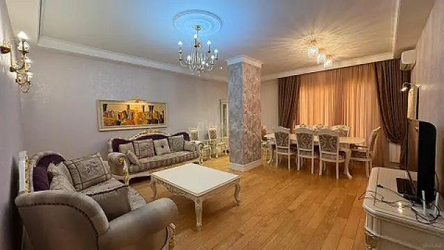 Satılır 4 otaqlı mənzil 200 m²
