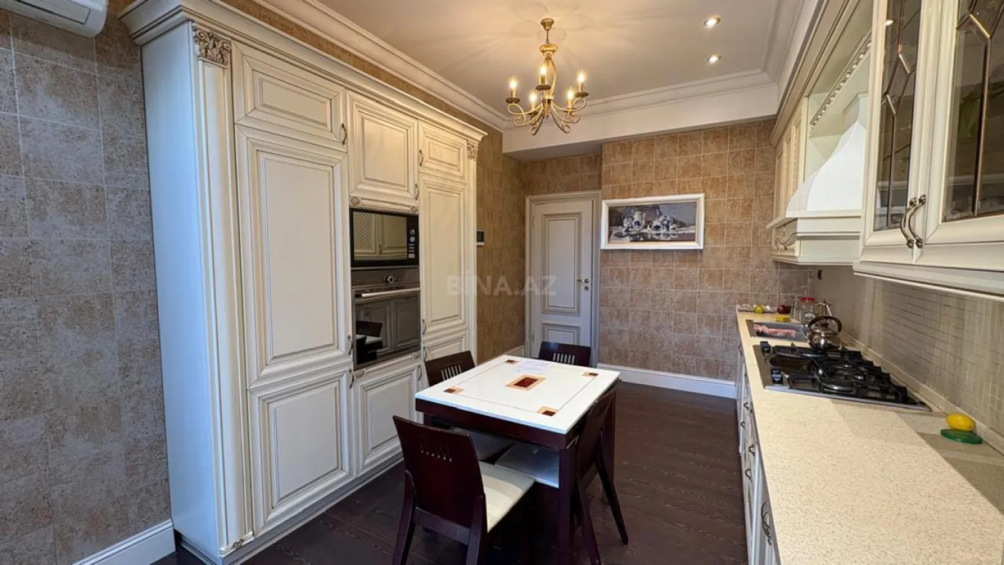 Satılır 4 otaqlı mənzil 200 m²