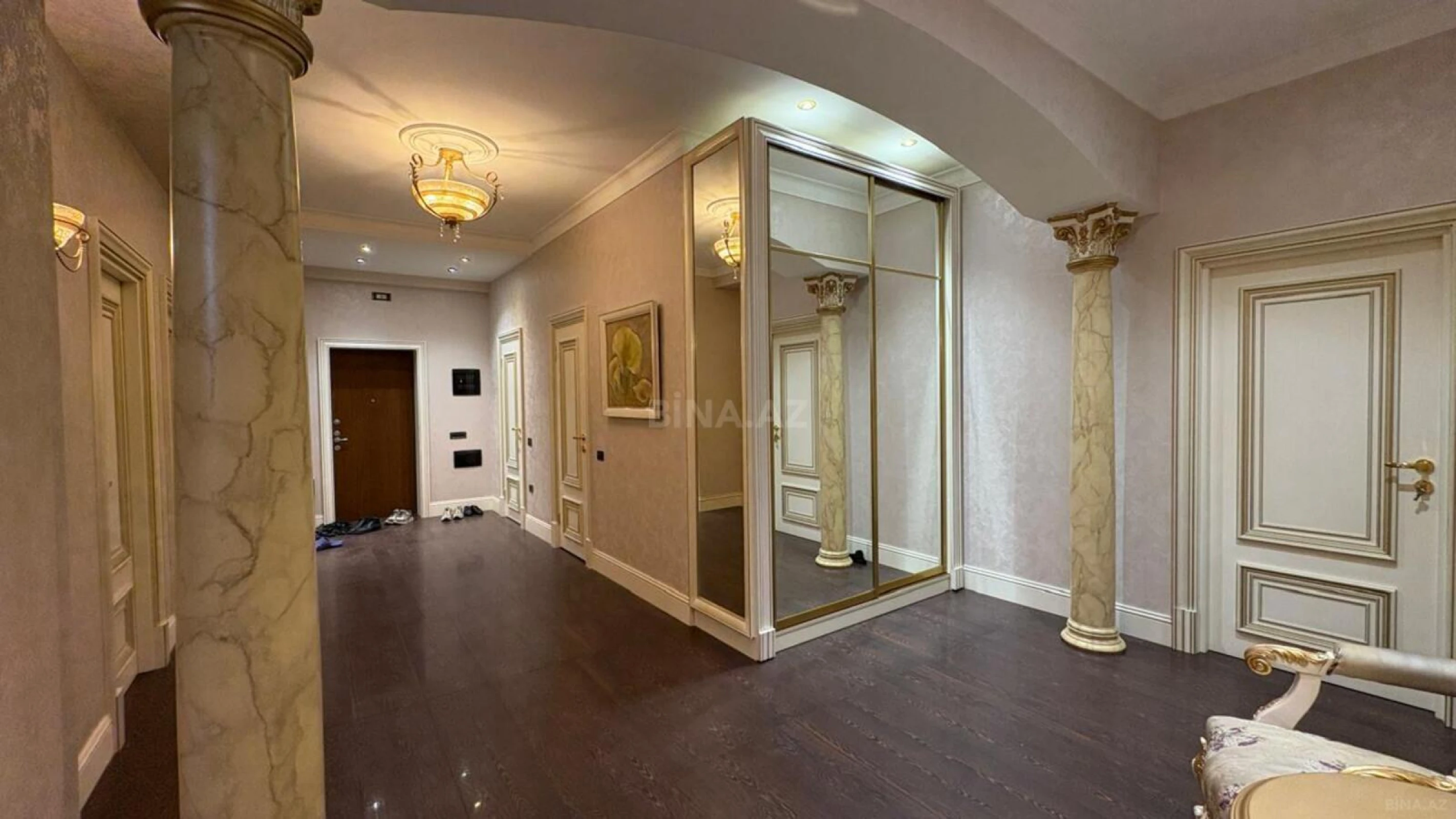 Satılır 4 otaqlı mənzil 200 m²