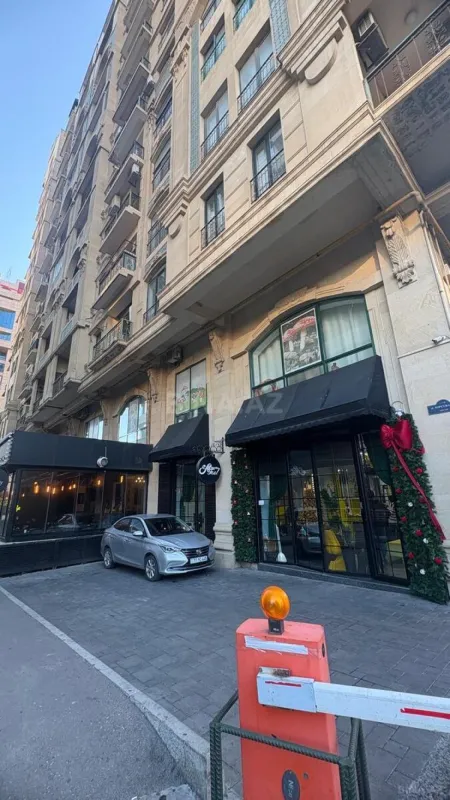 Satılır 4 otaqlı mənzil 200 m²