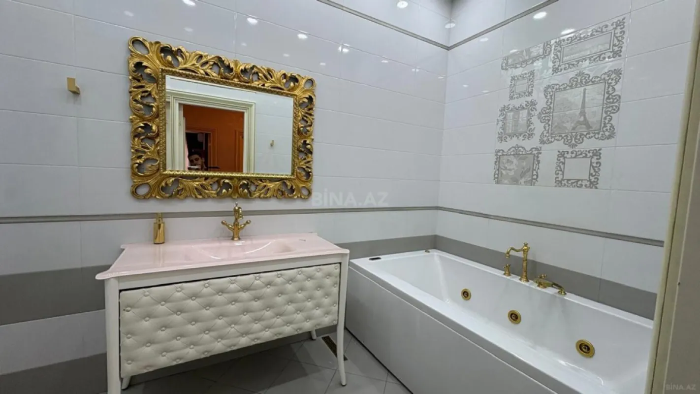 Satılır 4 otaqlı mənzil 200 m²