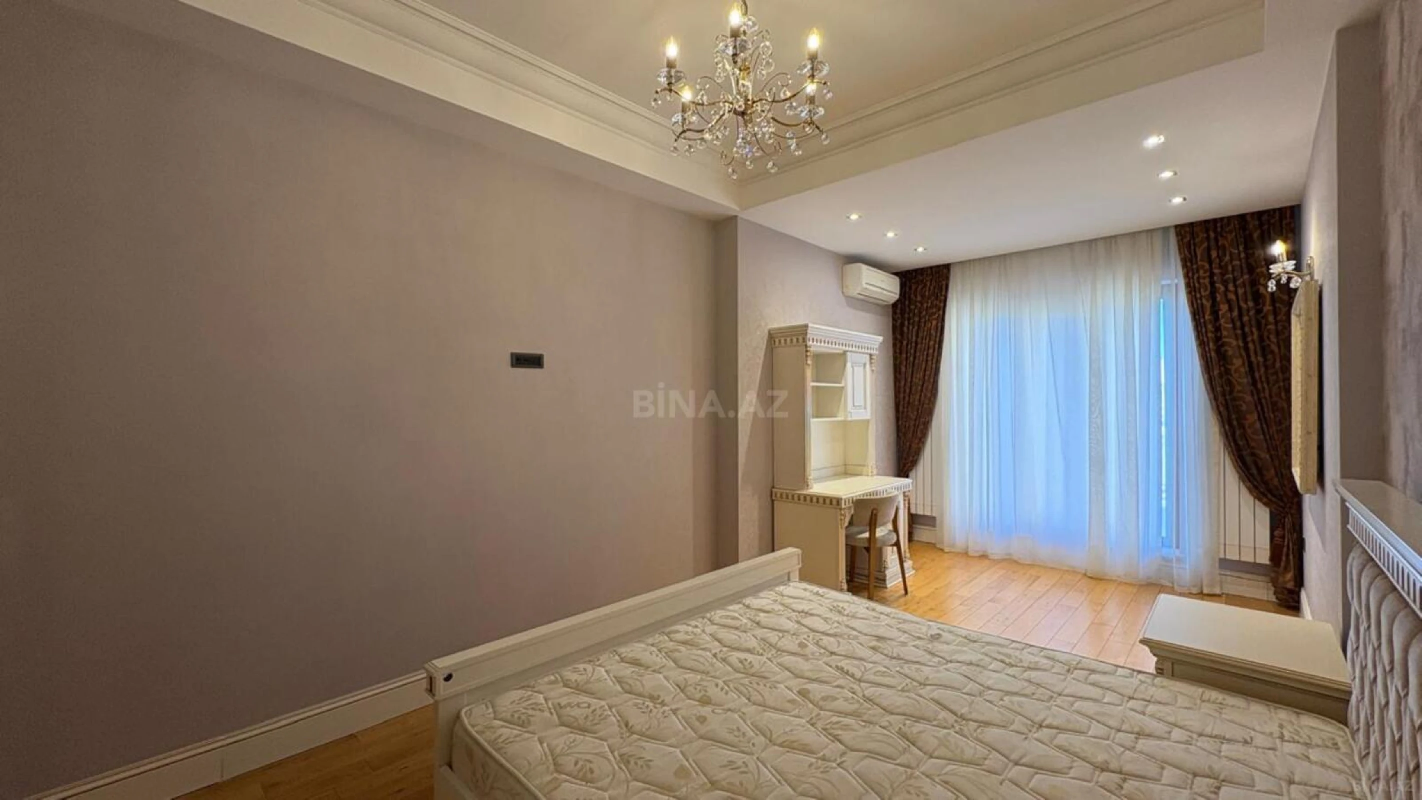 Satılır 4 otaqlı mənzil 200 m²
