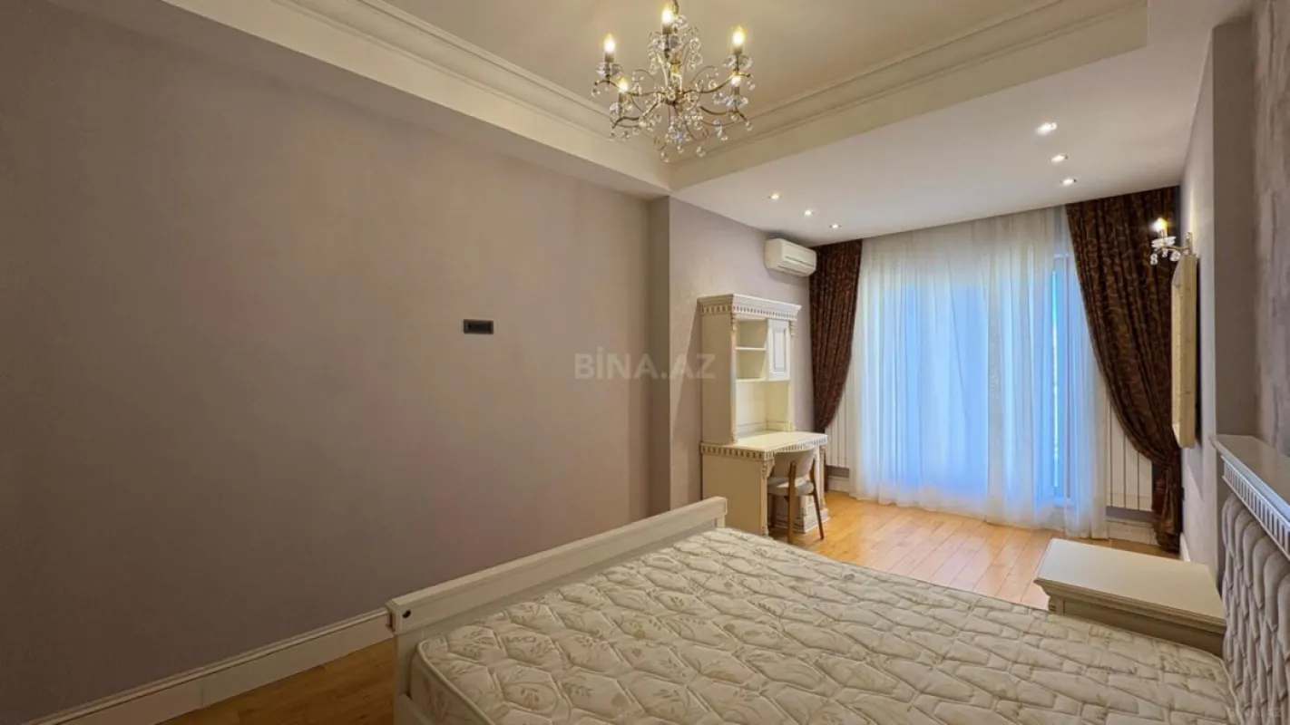 Satılır 4 otaqlı mənzil 200 m²