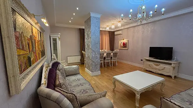 Satılır 4 otaqlı mənzil 200 m²