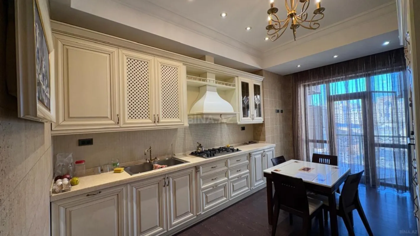 Satılır 4 otaqlı mənzil 200 m²