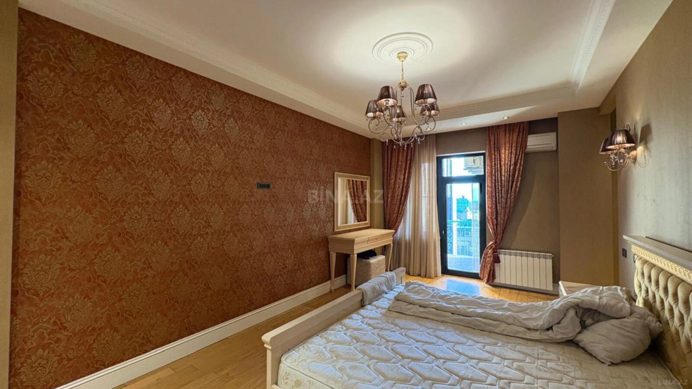 Satılır 4 otaqlı mənzil 200 m²