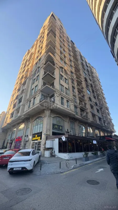 Satılır 4 otaqlı mənzil 200 m²