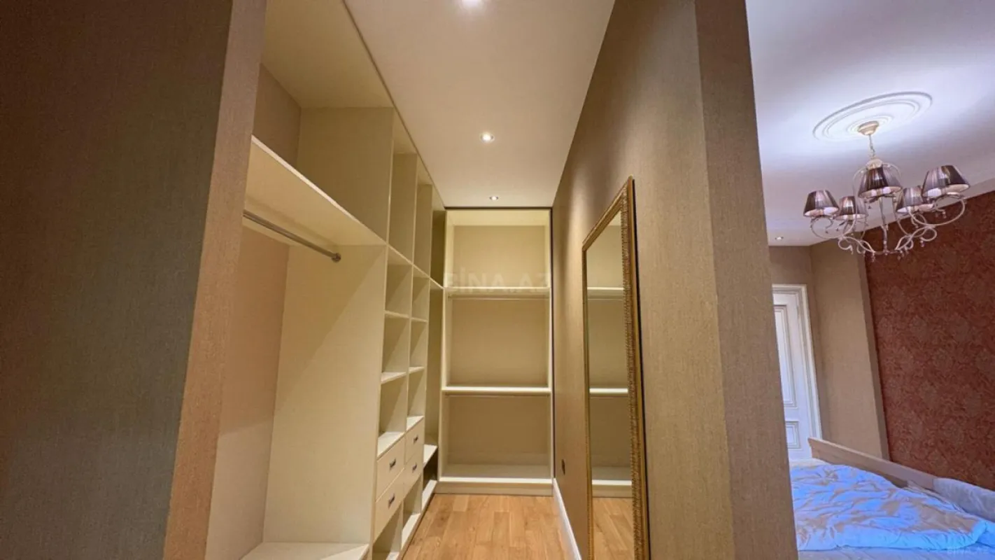 Satılır 4 otaqlı mənzil 200 m²