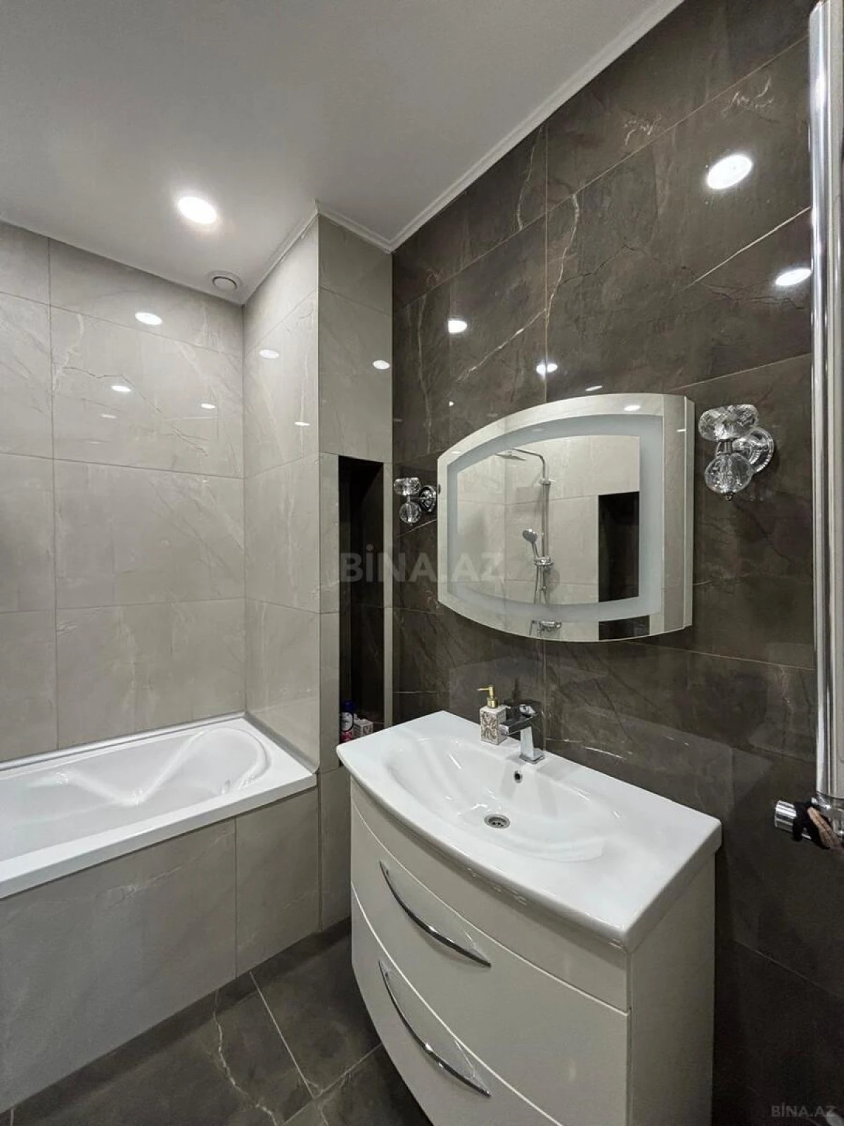 Kirayə verilir 3 otaqlı mənzil 140 m²