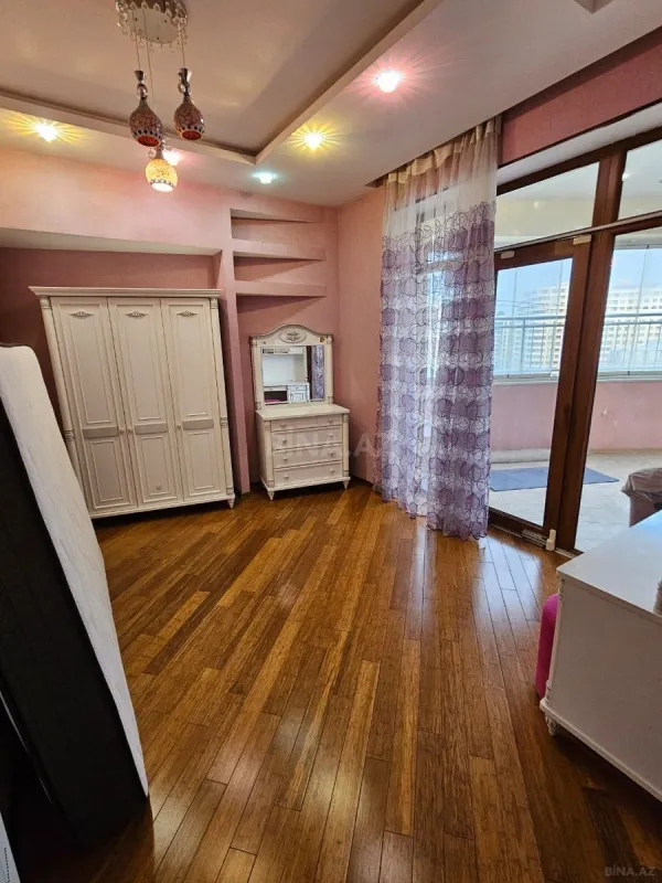 Satılır 4 otaqlı mənzil 200 m²