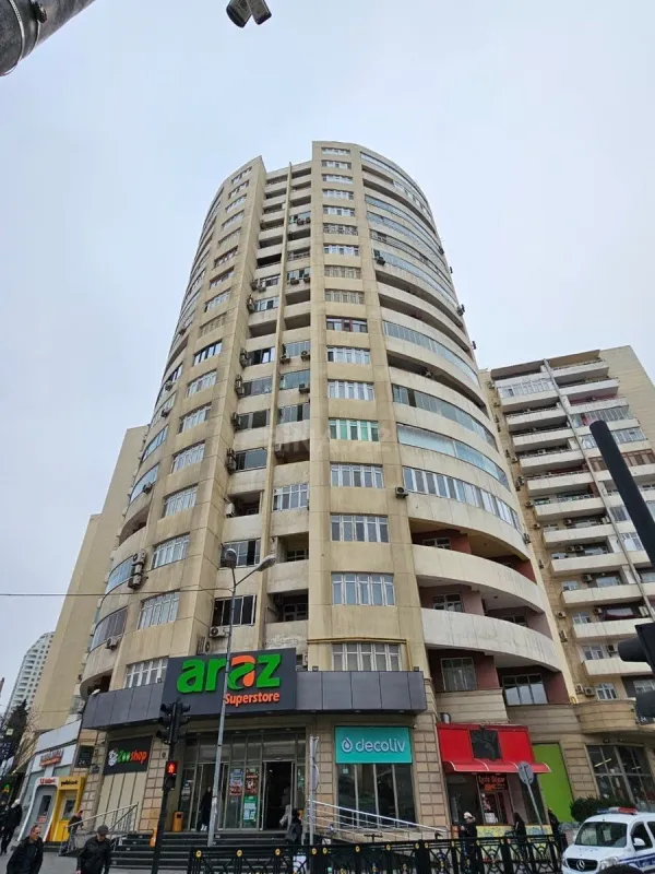 Satılır 4 otaqlı mənzil 200 m²