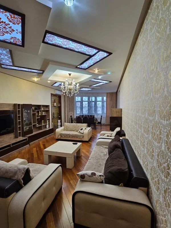 Satılır 4 otaqlı mənzil 200 m²