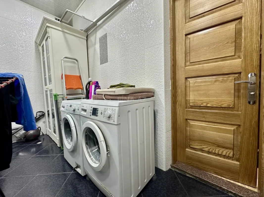 Satılır 5 otaqlı həyət evi 300 m²