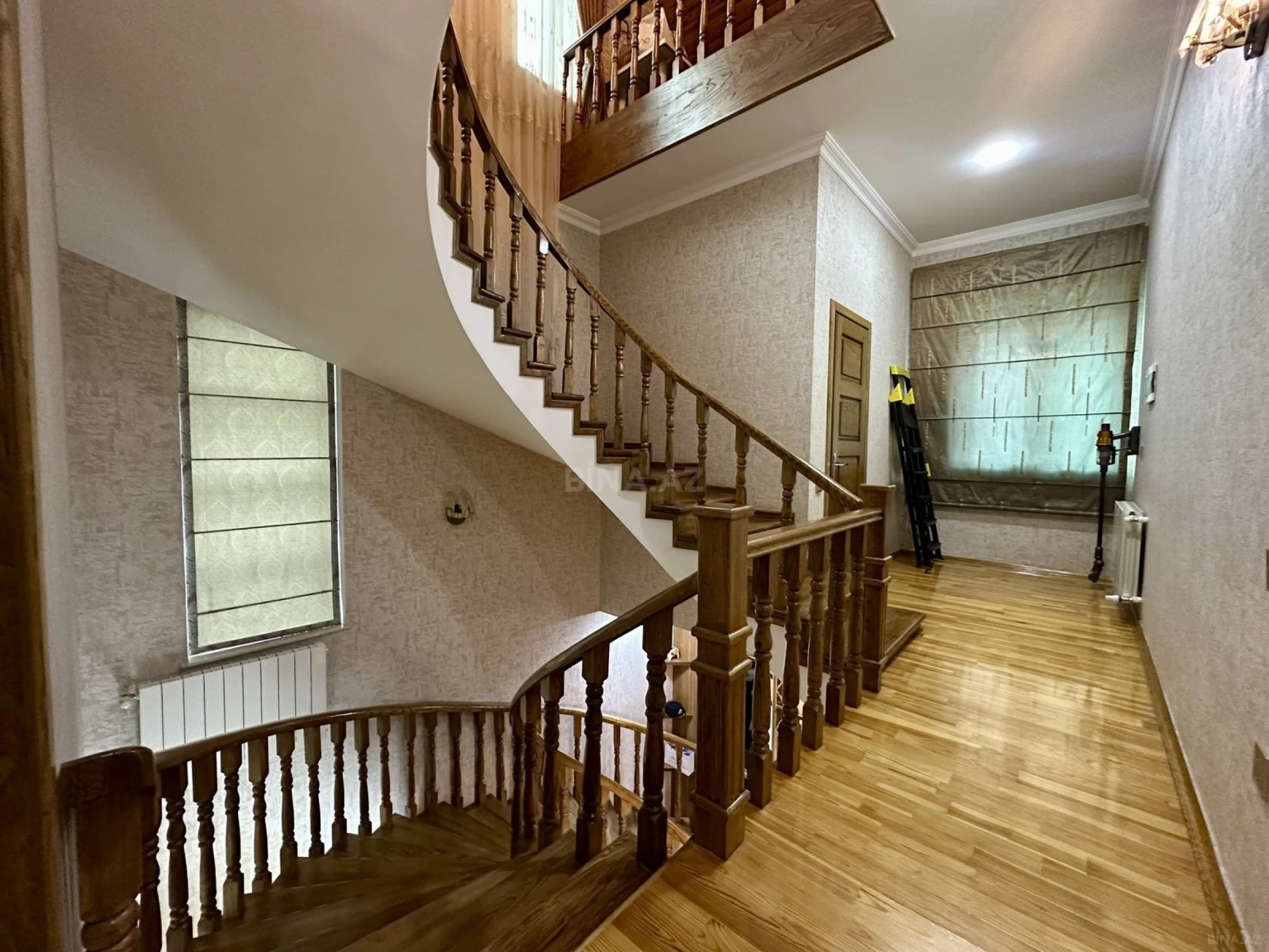 Satılır 5 otaqlı həyət evi 300 m²