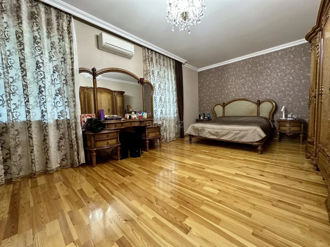 Satılır 5 otaqlı həyət evi 300 m²