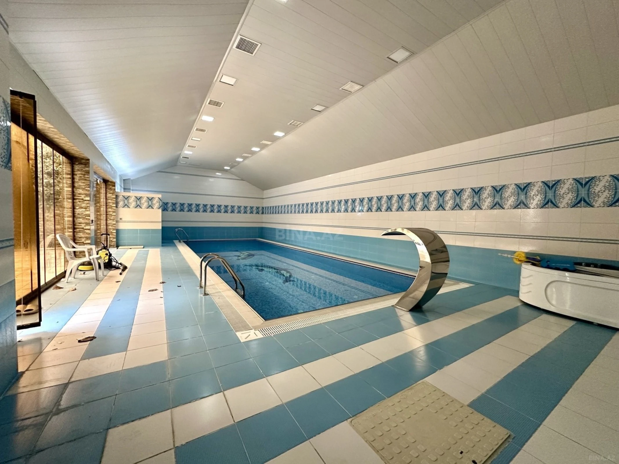 Satılır 5 otaqlı həyət evi 300 m²