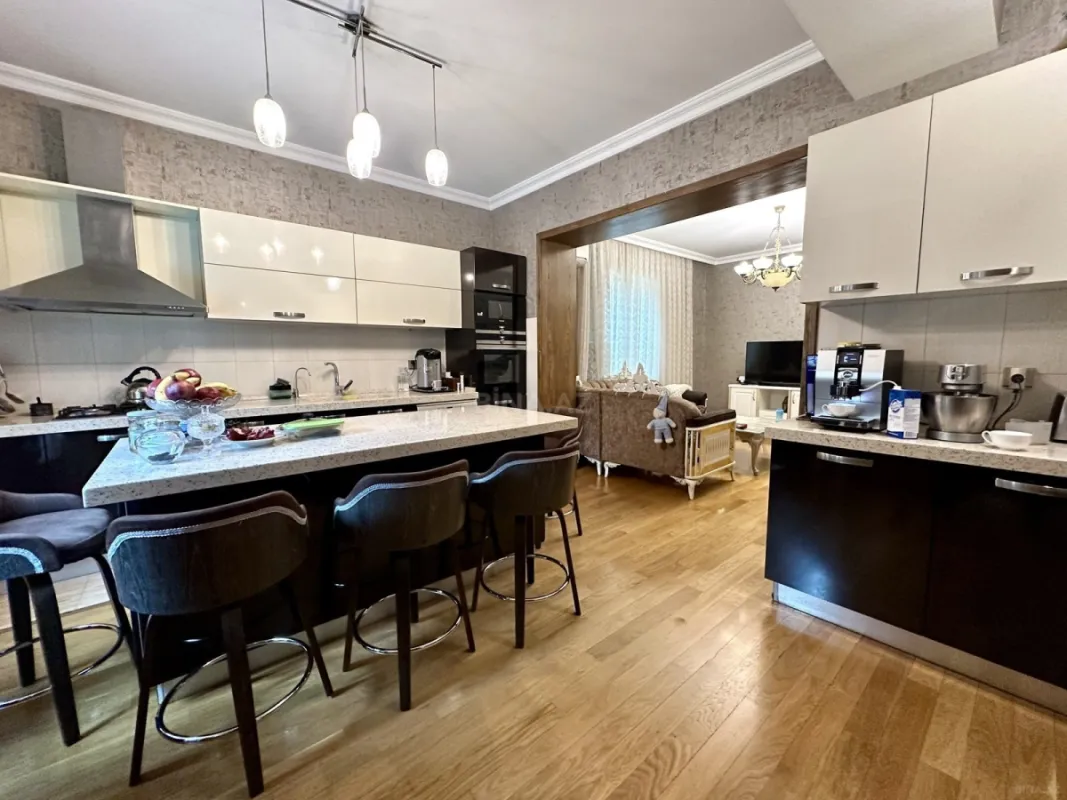 Satılır 5 otaqlı həyət evi 300 m²