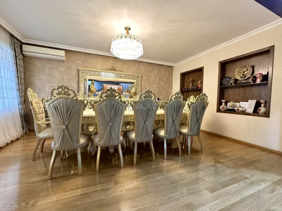 Satılır 5 otaqlı həyət evi 300 m²