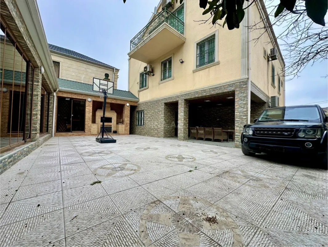 Satılır 5 otaqlı həyət evi 300 m²